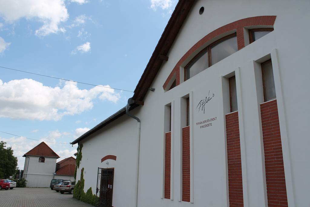 Hotel Tiffán's Pincészet és Panzió Villány Exterior foto