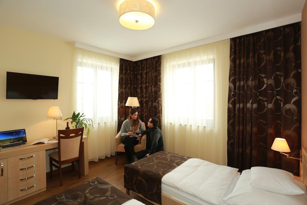 Hotel Tiffán's Pincészet és Panzió Villány Habitación foto