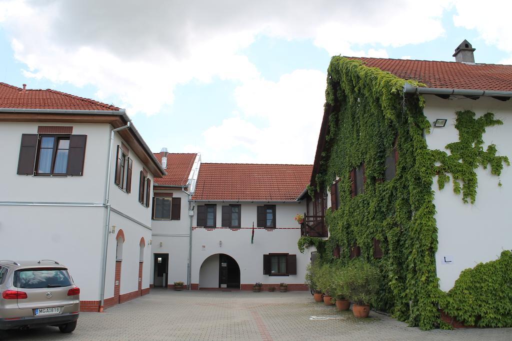 Hotel Tiffán's Pincészet és Panzió Villány Exterior foto