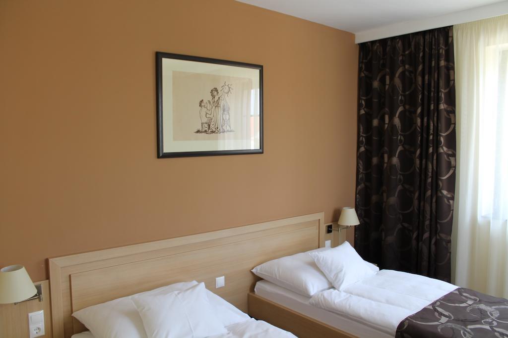 Hotel Tiffán's Pincészet és Panzió Villány Habitación foto